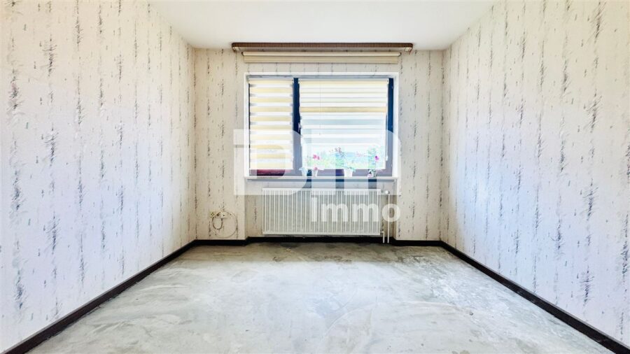 Solider Familien-Bungalow mit großem Potenzial in ruhiger Lage mit Wintergarten und Garage - EG Schlafzimmer 2 / Kind / Gäste / Büro